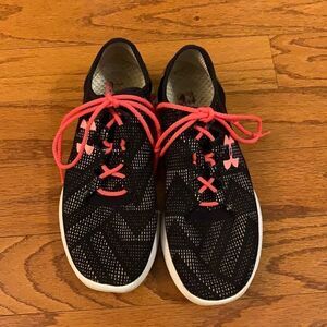 Under Armour Speedform sneakers size 8 black with pink shoelaces